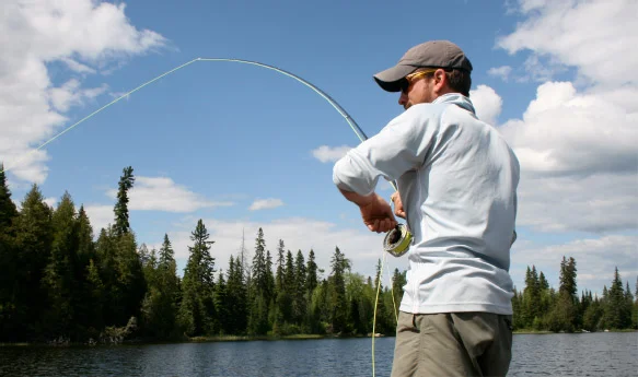 Un invité ramène une grosse prise de pêche