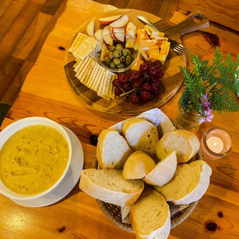 Délicieuse soupe, pain et planche de charcuterie